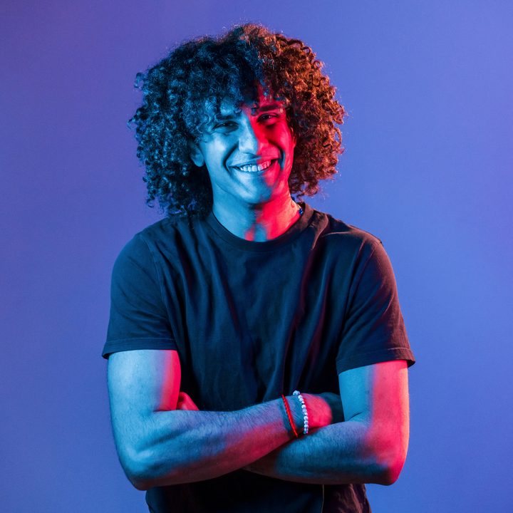Dev Kalvern, artiste du label Corralejo Music, portrait en lumière colorée