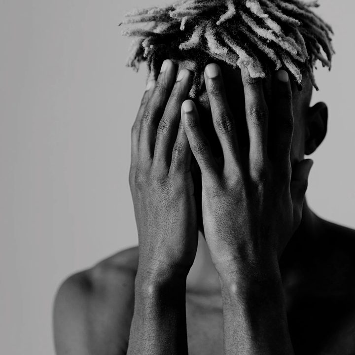 Shadow Creed, artiste du label Corralejo Music, portrait en noir et blanc, mains devant le visage